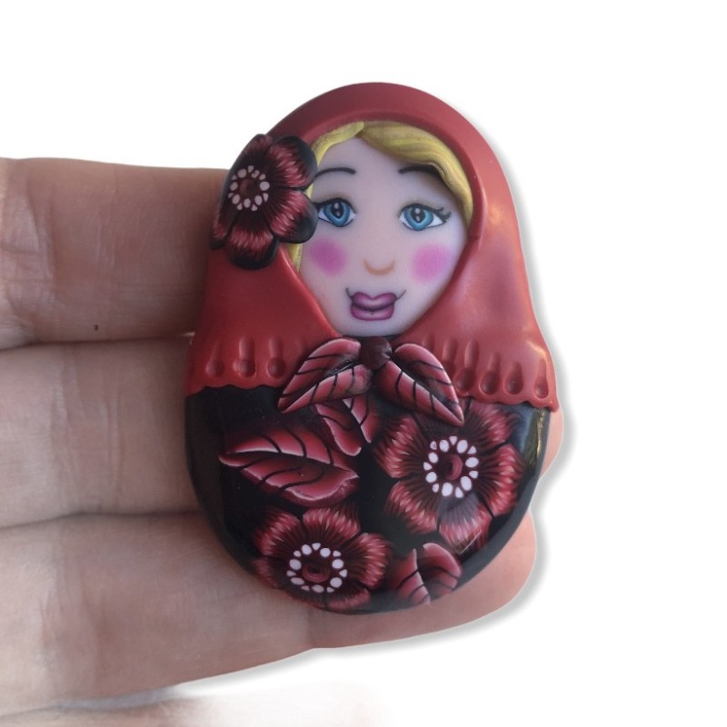 Mouna, broche matriochka fleurie en pâte polymère