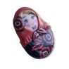 Mouna, broche matriochka fleurie en pâte polymère