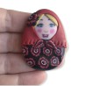 Mathilde, broche matriochka fleurie en pâte polymère
