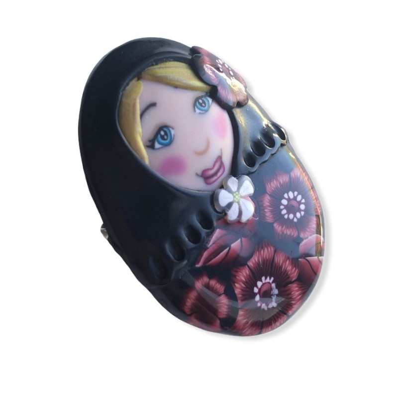 Olga, broche matriochka fleurie en pâte polymère