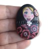 Olga, broche matriochka fleurie en pâte polymère