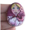 Isa, broche matriochka fleurie en pâte polymère