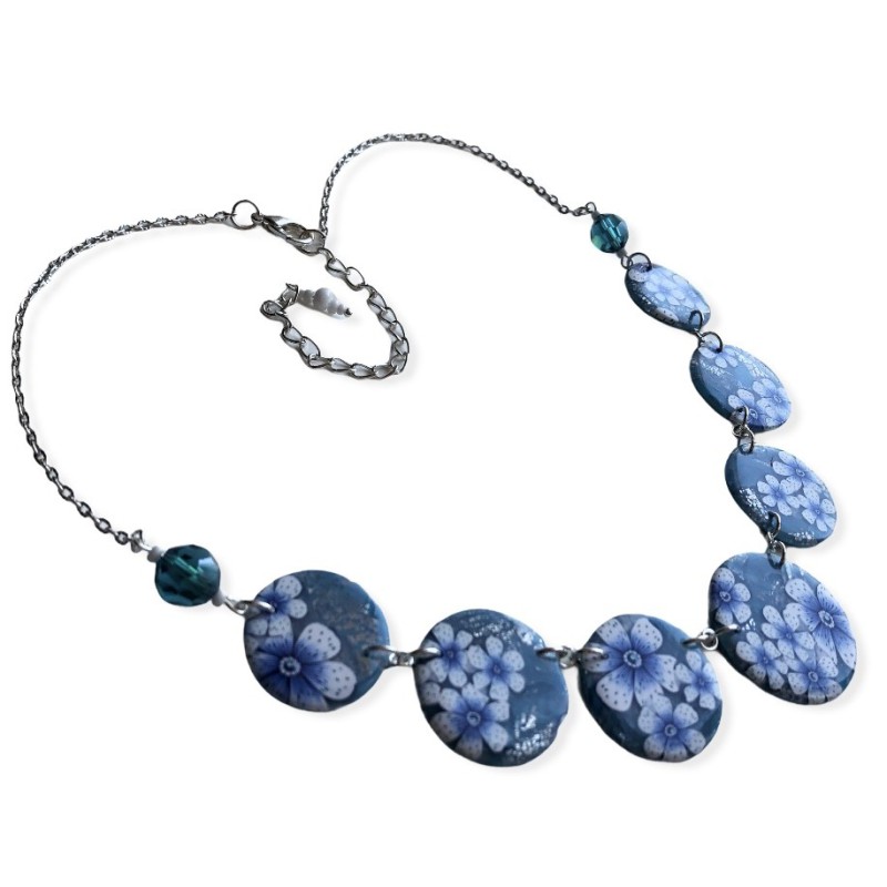 Collier court fleuri en pâte polymère monté sur chaîne