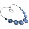 Collier court fleuri en pâte polymère monté sur chaîne