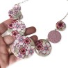Collier court fleur de cerisier et hibiscus en pâte polymère monté sur chaîne