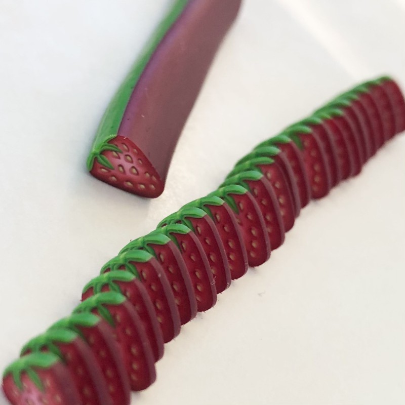 Boucles d'oreilles pendantes, mini fraise sur chaîne, en pâte polymère