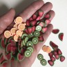 Boucles d'oreilles pendantes, mini fraise sur chaîne, en pâte polymère