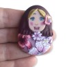 Rose, broche matriochka fleurie en pâte polymère