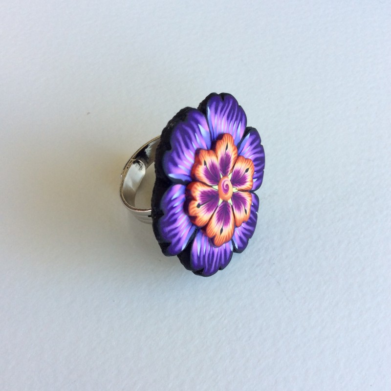 Bague violette fleurie en pâte polymère