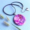 Pendentif rond violet (5cm) hibiscus, en pâte polymère