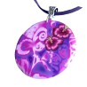 Pendentif rond violet (5cm) hibiscus, en pâte polymère
