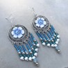 Boucles d'oreilles bohème pendantes avec fleurs bleues en pâte polymère