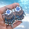 Boucles d'oreilles bohème pendantes avec fleurs bleues en pâte polymère