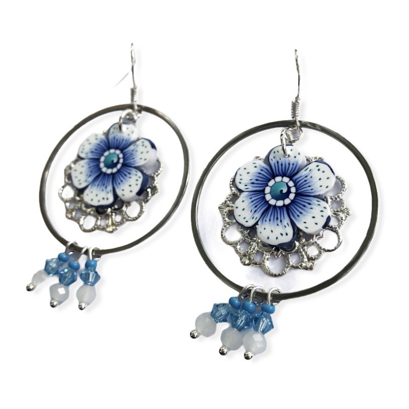 Boucles d'oreilles pendantes, fleur bleue, en pâte polymère
