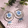 Boucles d'oreilles pendantes, fleur bleue, en pâte polymère
