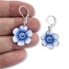 Boucles d'oreilles pendantes, fleur bleue simple, en pâte polymère
