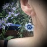 Boucles d'oreilles pendantes, fleur bleue simple, en pâte polymère