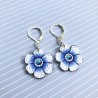 Boucles d'oreilles pendantes, fleur bleue simple, en pâte polymère