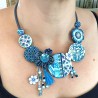 Collier court fleurs bleu lagon sur buna cord, en pâte polymère