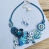 Collier court fleurs bleu lagon sur buna cord, en pâte polymère