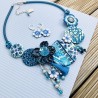 Collier court fleurs bleu lagon sur buna cord, en pâte polymère