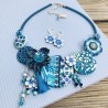 Collier court fleurs bleu lagon sur buna cord, en pâte polymère