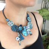 Collier court fleurs bleu lagon sur buna cord, en pâte polymère