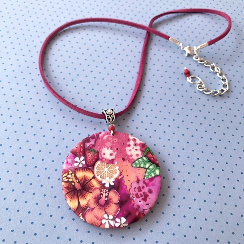 Médaillon / pendentif joli bouquet aux fruits et hibiscus, en pâte polymère