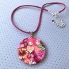 Médaillon / pendentif joli bouquet aux fruits et hibiscus, en pâte polymère
