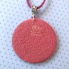 Médaillon / pendentif joli bouquet aux fruits et hibiscus, en pâte polymère