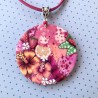 Médaillon / pendentif joli bouquet aux fruits et hibiscus, en pâte polymère
