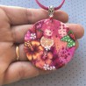 Médaillon / pendentif joli bouquet aux fruits et hibiscus, en pâte polymère