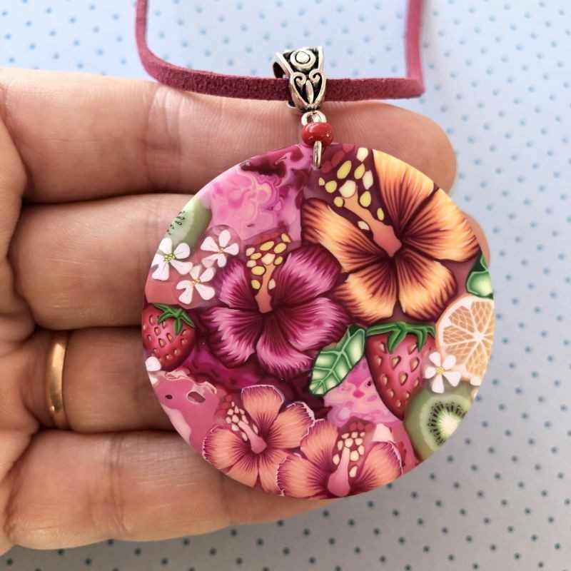 Médaillon / pendentif joli bouquet aux fruits et hibiscus, en pâte polymère