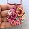 Médaillon / pendentif joli bouquet aux fruits et hibiscus, en pâte polymère