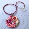 Médaillon / pendentif joli bouquet aux fruits et hibiscus, en pâte polymère