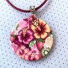 Médaillon / pendentif joli bouquet aux fruits et hibiscus, en pâte polymère