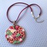 Médaillon / pendentif joli bouquet aux fruits et hibiscus, en pâte polymère
