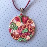 Médaillon / pendentif joli bouquet aux fruits et hibiscus, en pâte polymère