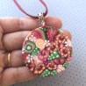 Médaillon / pendentif joli bouquet aux fruits et hibiscus, en pâte polymère