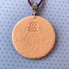 Médaillon / pendentif joli bouquet aux fruits et hibiscus, en pâte polymère