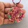 Médaillon / pendentif joli bouquet aux fruits et hibiscus, en pâte polymère