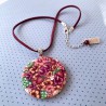 Médaillon / pendentif joli bouquet aux fruits et hibiscus, en pâte polymère
