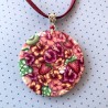 Médaillon / pendentif joli bouquet aux fruits et hibiscus, en pâte polymère