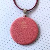 Médaillon / pendentif joli bouquet aux fruits et hibiscus, en pâte polymère