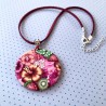 Médaillon / pendentif joli bouquet aux fruits et hibiscus, en pâte polymère