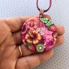 Médaillon / pendentif joli bouquet aux fruits et hibiscus, en pâte polymère