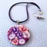 Médaillon / pendentif joli bouquet aux hibiscus, en pâte polymère
