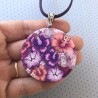 Médaillon / pendentif joli bouquet aux hibiscus, en pâte polymère