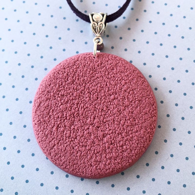 Petit médaillon / pendentif joli bouquet aux hibiscus, en pâte polymère