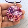 Petit médaillon / pendentif joli bouquet aux hibiscus, en pâte polymère